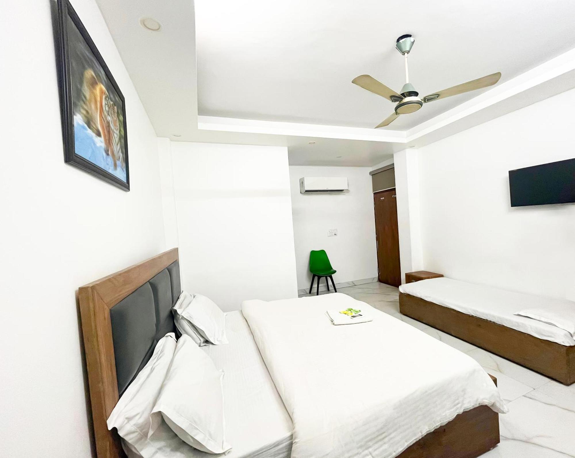 Classic Nizamudinn Railway Station Hotel New Delhi