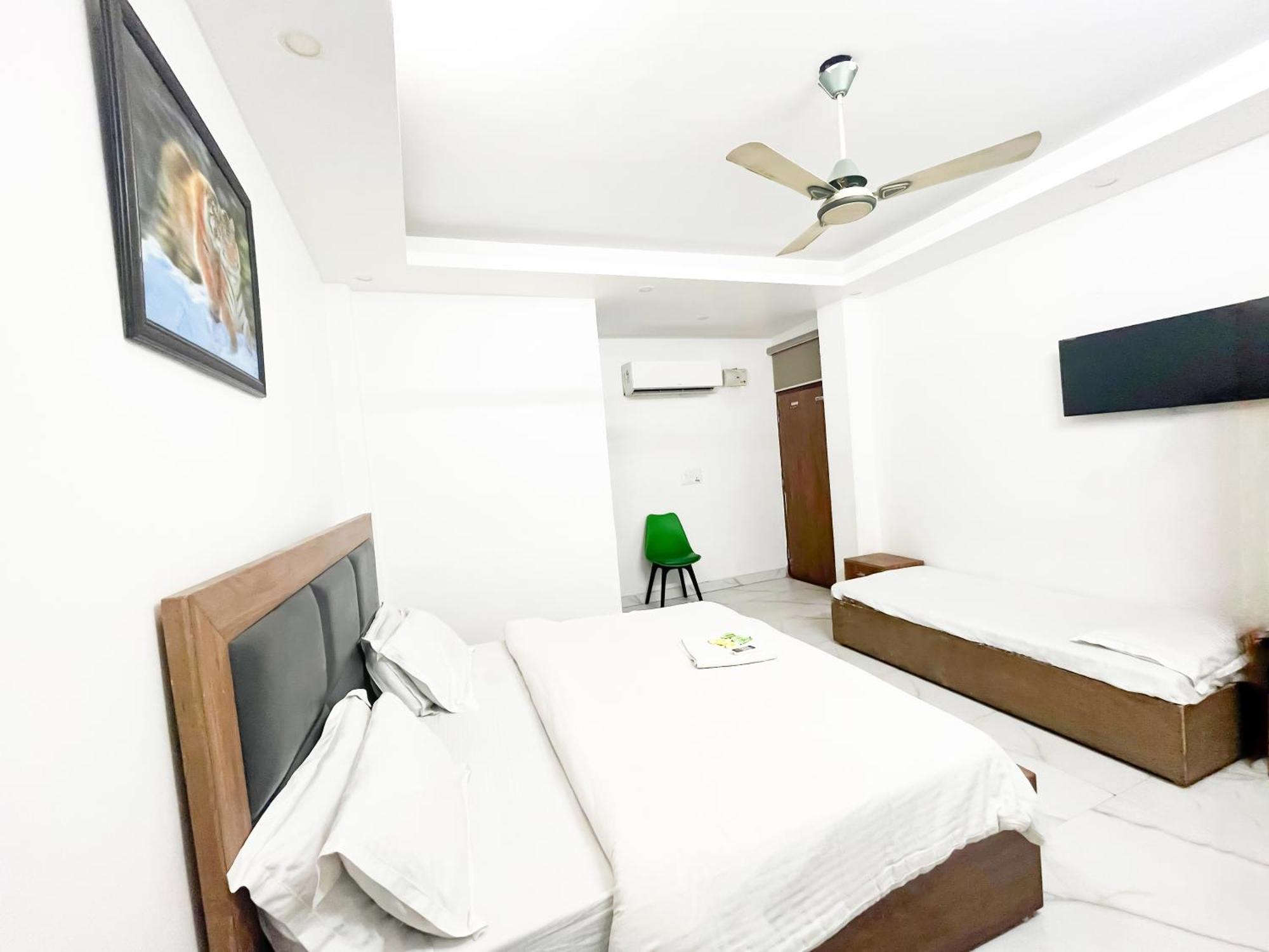Classic Nizamudinn Railway Station Hotel New Delhi